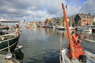 Segelboote in einem Hafen mit Häusern
