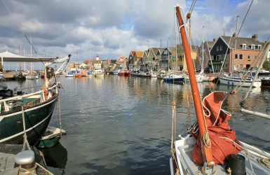Segelboote in einem Hafen mit Häusern