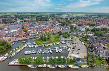 Ein Dorf mit einem Hafen für Segelboote