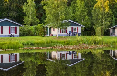 Mehrere Ferienhäuser am Wasser