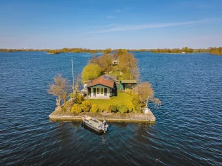 Eine Insel im Wasser mit einer Sloop