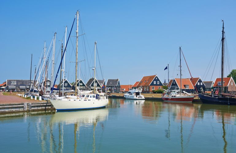 Ein Hafen mit mehreren Segelbooten