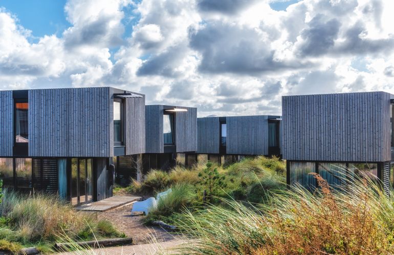 Holzferienhäuser in den Dünen