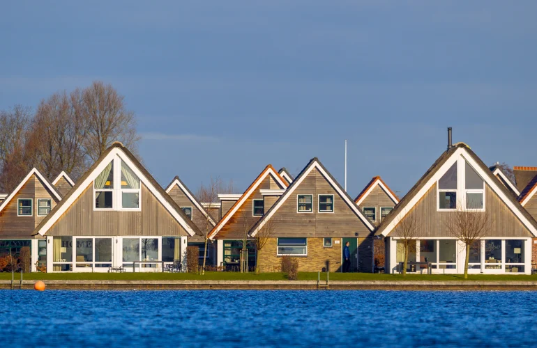 Häuser mit Satteldach am Wasser