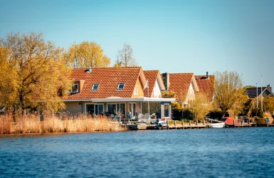 Häuser am Wasser mit einer Terrasse
