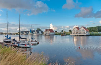 Häuser am Wasser mit Booten