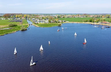 Kleine Segelboote segeln auf einem See