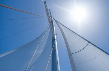 Ein Mast eines Segelboots in der Sonne