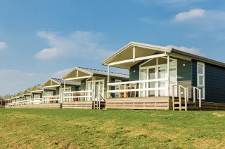 Eine Reihe Ferienhäuser