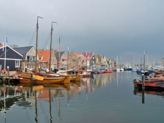 Ein alter Hafen mit Segelbooten