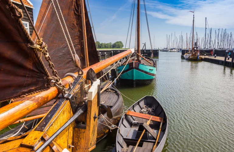 Alte Segelboote in einem Hafen