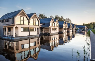 Eine Reihe Hausboote auf dem Wasser