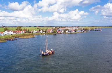 Ein Segelboot schwimmt auf einem See