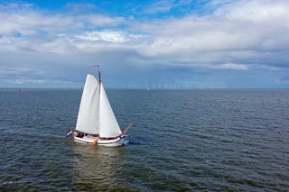 Segelboot segelt auf offenem Wasser