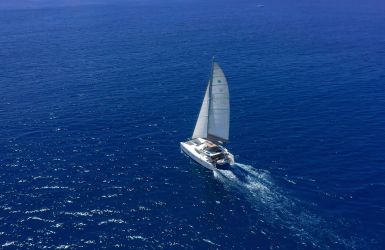 Dronefoto van een catamaran die zeilt op open zee