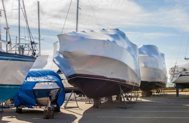 Ingepakte boten in winterstalling, met shrink wrap op een jachthaven