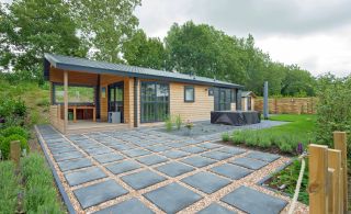 Moderne recreatiewoning met strakke bestrating, gevel en jacuzzi