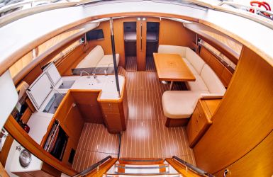 Kajuitinterieur van een zeilboot met salon, kombuis en slaapvertrekken