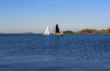 Zeilboten varen op een meer