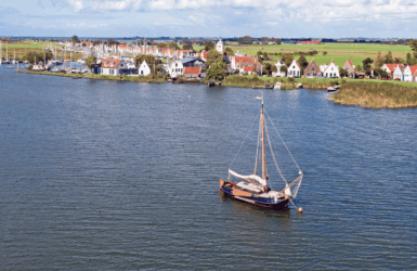 Eerdmans Jachtverzekeringen - Header - Boot met huisjes
