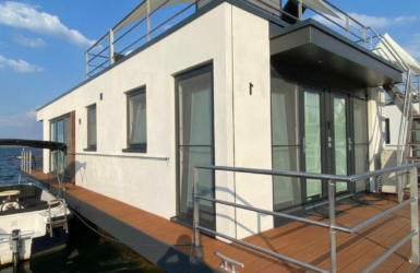Houseboat op Nederlans water aan een stijger