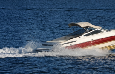 Speedboot varend met snelheid - Open blauw water