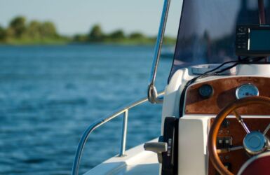 Stuur motorboot op het water